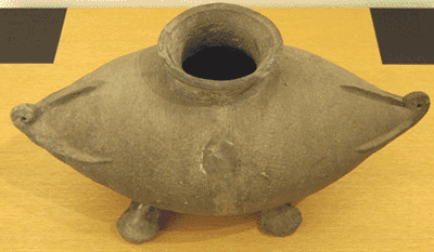 阿賀野市の旧笹神村の発久(ほっきゅう)遺跡から出土した歴史的遺産の四足瓶(よつあしびん)